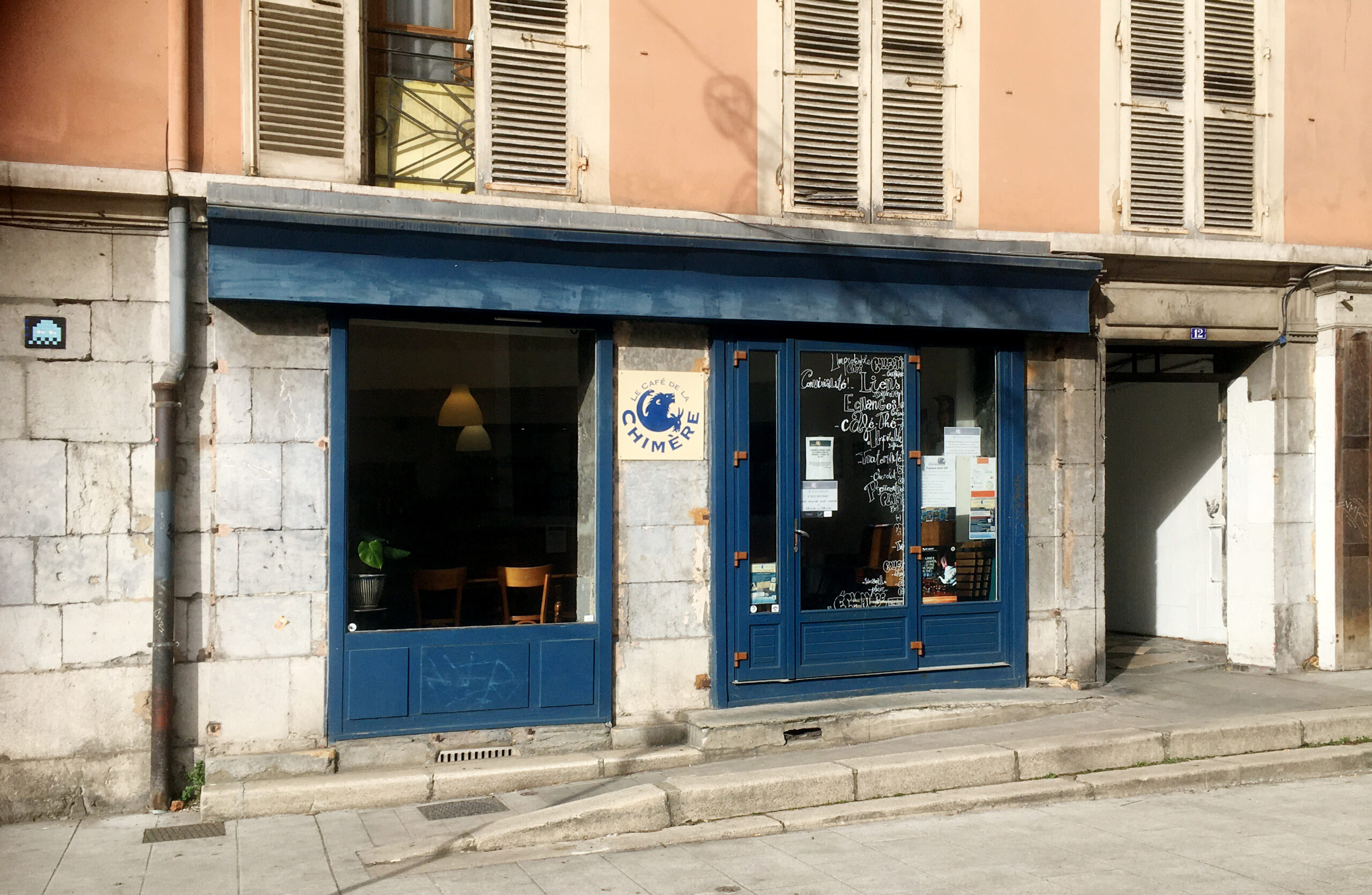 Vue depuis l'extérieur de la devanture du Café de la Chimère